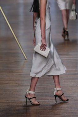 jason wu Show'da pist model yürür