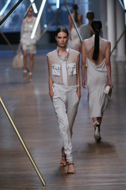 jason wu Show'da pist model yürür