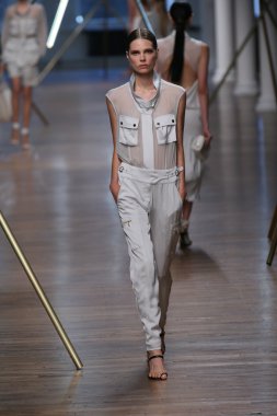 jason wu Show'da pist model yürür