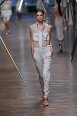 jason wu Show'da pist model yürür