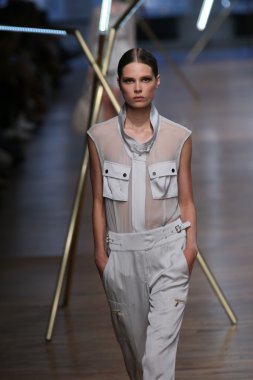 jason wu Show'da pist model yürür