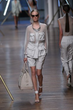 jason wu Show'da pist model yürür