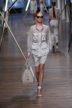 jason wu Show'da pist model yürür