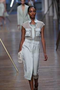 jason wu Show'da pist model yürür