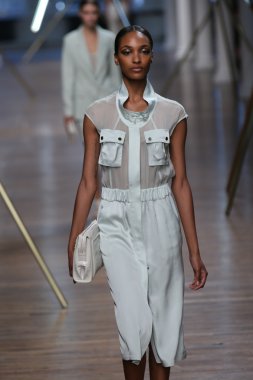 jason wu Show'da pist model yürür