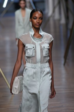 jason wu Show'da pist model yürür