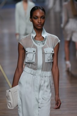 jason wu Show'da pist model yürür