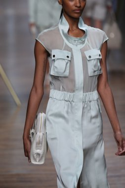 jason wu Show'da pist model yürür