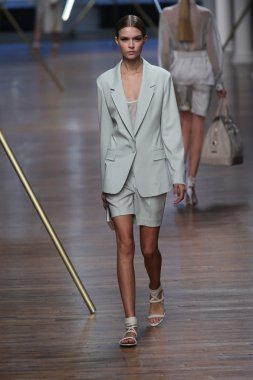 jason wu Show'da pist model yürür