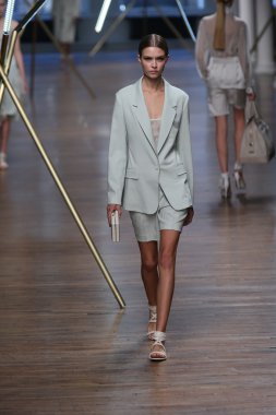 jason wu Show'da pist model yürür