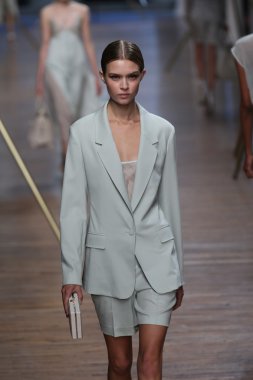 jason wu Show'da pist model yürür