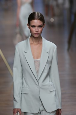 jason wu Show'da pist model yürür