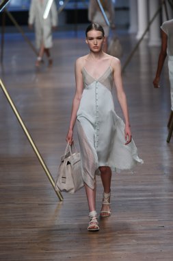 jason wu Show'da pist model yürür