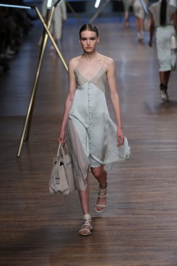 jason wu Show'da pist model yürür