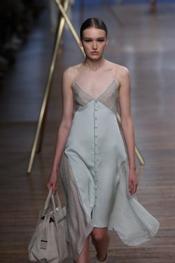 jason wu Show'da pist model yürür