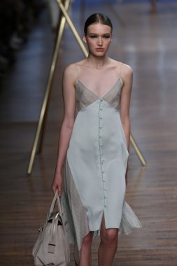 jason wu Show'da pist model yürür