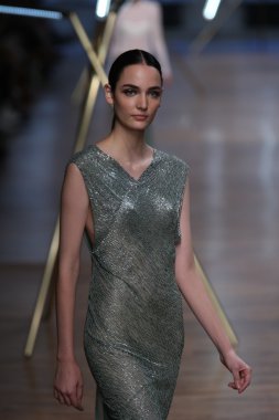 jason wu Show'da pist model yürür