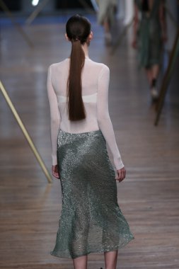 jason wu Show'da pist model yürür