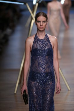 jason wu Show'da pist model yürür