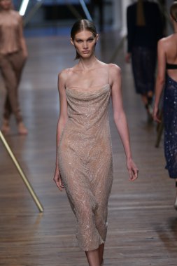 jason wu Show'da pist model yürür