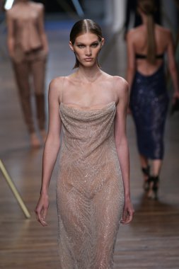 jason wu Show'da pist model yürür