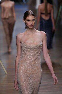 jason wu Show'da pist model yürür