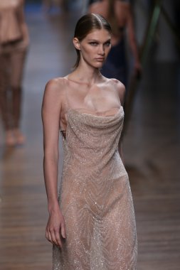 jason wu Show'da pist model yürür