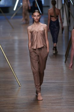 jason wu Show'da pist model yürür