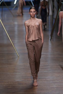 jason wu Show'da pist model yürür