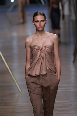 jason wu Show'da pist model yürür