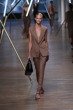 jason wu Show'da pist model yürür