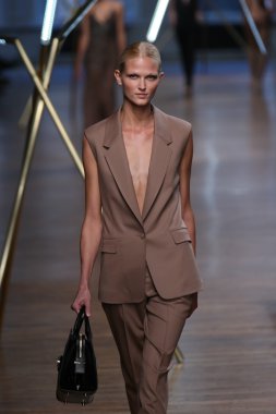 jason wu Show'da pist model yürür