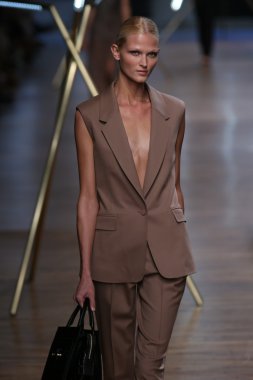 jason wu Show'da pist model yürür