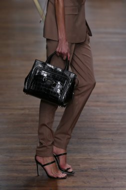 jason wu Show'da pist model yürür
