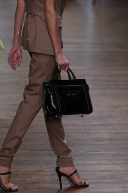 jason wu Show'da pist model yürür