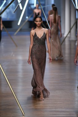 jason wu Show'da pist model yürür