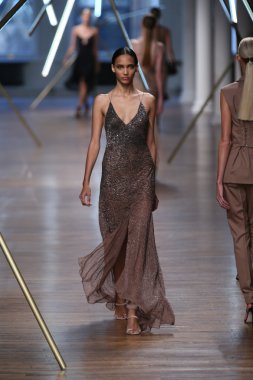jason wu Show'da pist model yürür