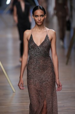 jason wu Show'da pist model yürür