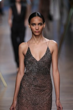 jason wu Show'da pist model yürür