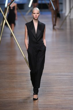 jason wu Show'da pist model yürür