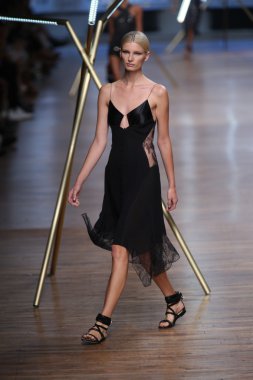 jason wu Show'da pist model yürür