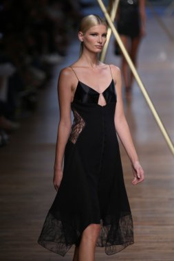 jason wu Show'da pist model yürür