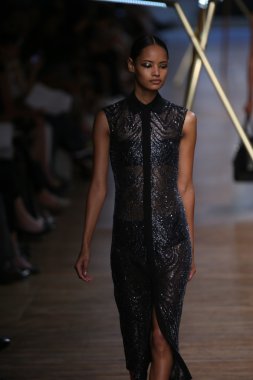 jason wu Show'da pist model yürür