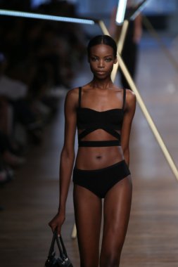 jason wu Show'da pist model yürür