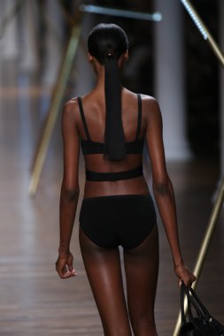 jason wu Show'da pist model yürür