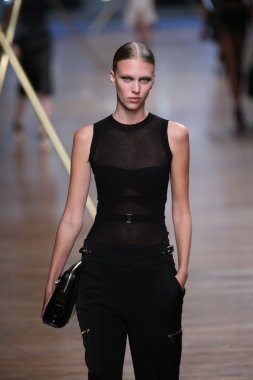 jason wu Show'da pist model yürür