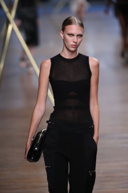 jason wu Show'da pist model yürür
