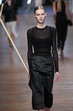 jason wu Show'da pist model yürür
