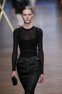 jason wu Show'da pist model yürür