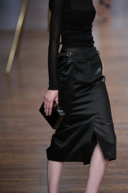 jason wu Show'da pist model yürür